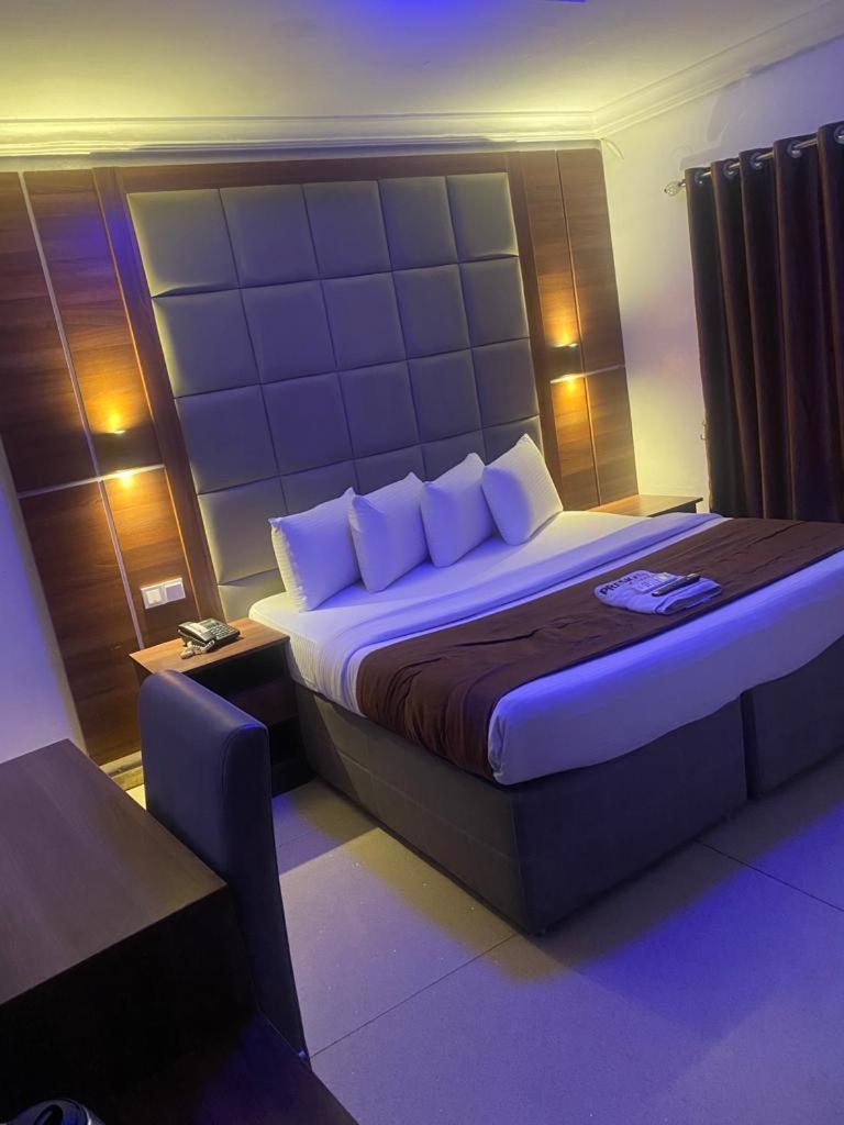 Presken Hotels, Opebi - Castle 3*
