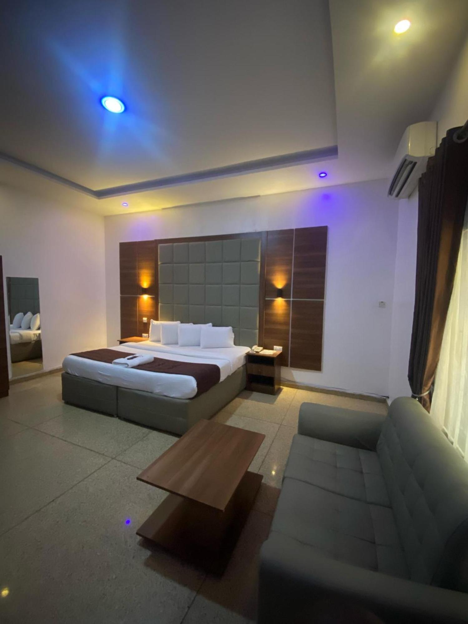 Presken Hotels, Opebi - Castle 3*